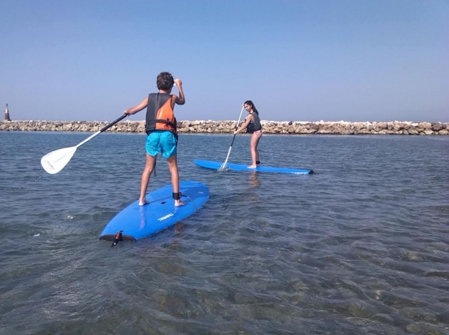 Alumnos practicando sup en Malaga